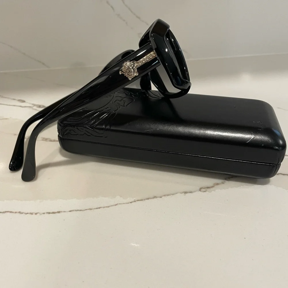 VERSACE EUC gloss black, gray lens sunglasses & case, dust wipe. - Picture 3 of 4